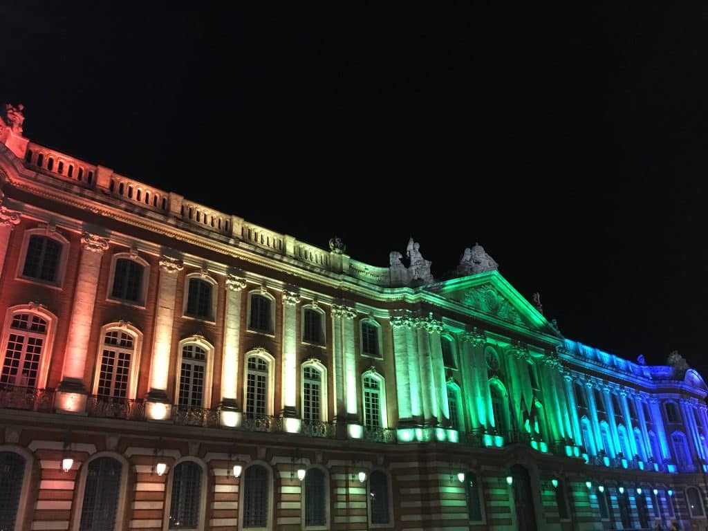 Le Capitole illuminé des couleurs arc-en-ciel / Léo Molinié lutte homophobie Toulouse