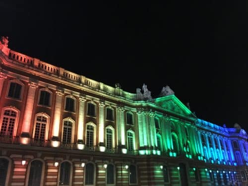 Le Capitole illuminé des couleurs arc-en-ciel / Léo Molinié