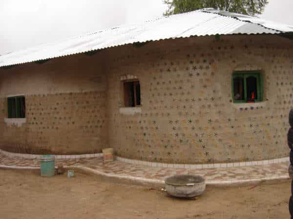 Des maisons bouteilles plastiques habitat insolite