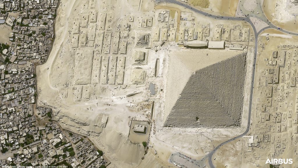 La pyramide de Gizeh, au Caire, en Egypte, photographiée par le satellite Pléiades Neo 3 d'Airbus @Airbus