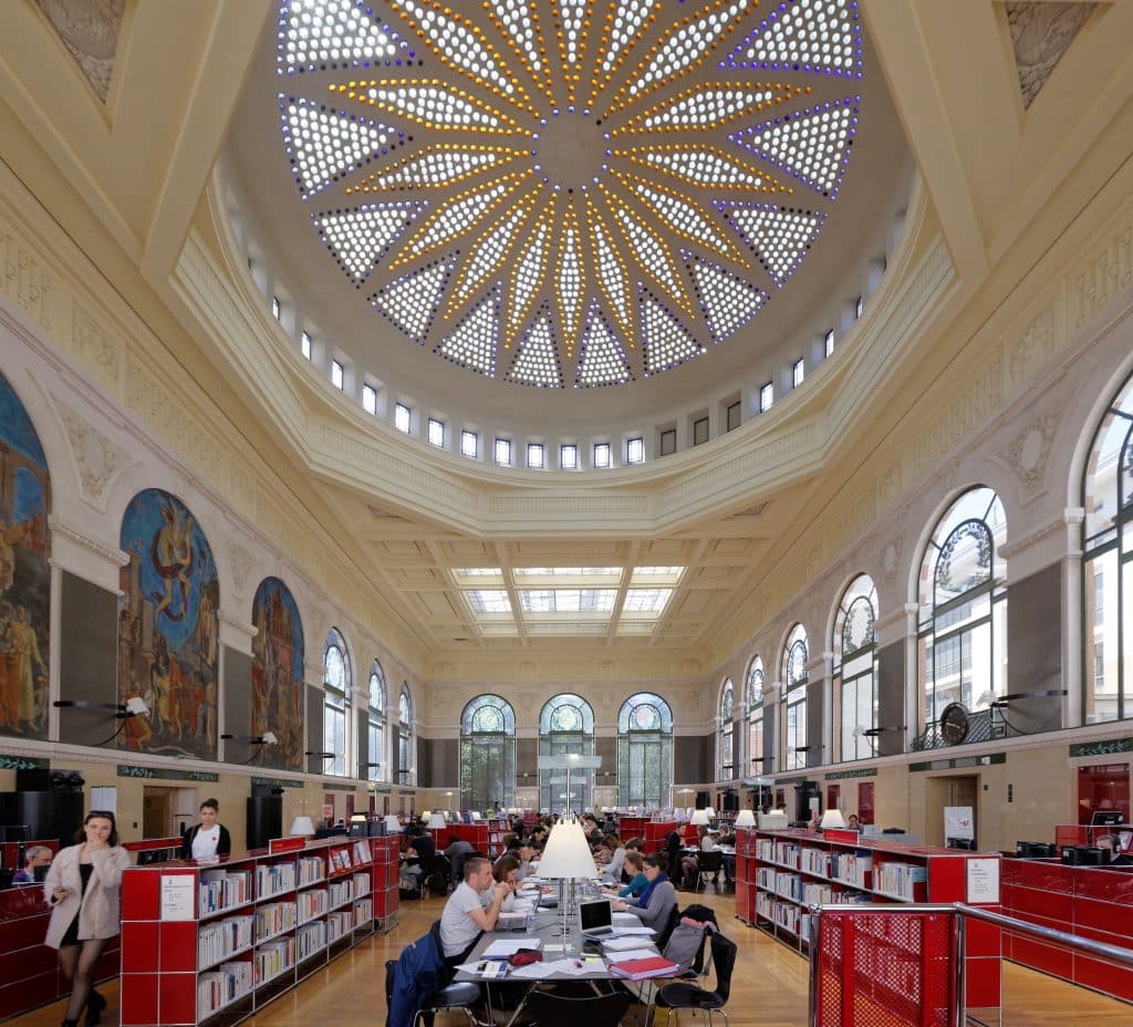 La salle de lecture de la bibliothèque du Périgord à Toulouse, surmontée d'une magnifique coupole