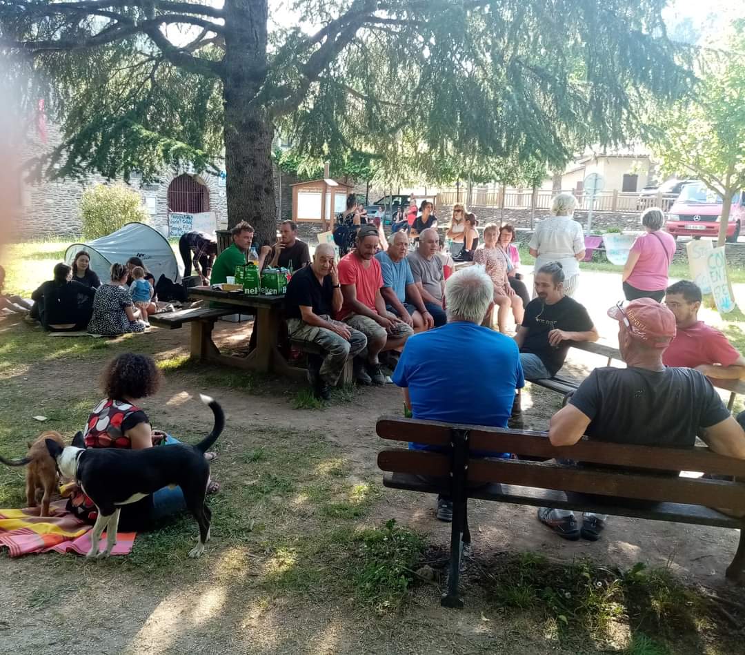 Les membres du collectif réunis une après-midi devant la mairie.