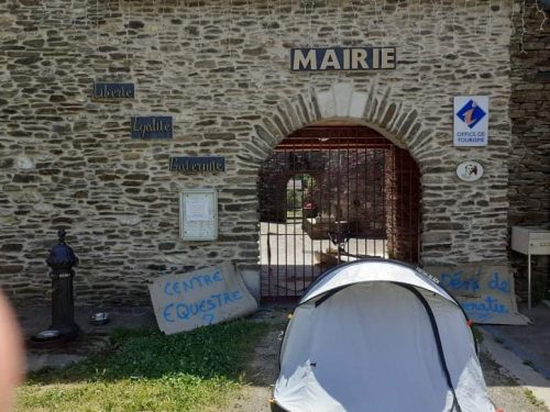 UN collectif d'havitants bloque la mairie de Saint-Etienne-Vallée-Française depuis une semaine.