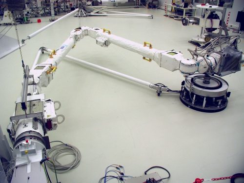 Le bras robotique européen conçu par des ingénieurs spatiaux d'Airbus, à Toulouse et aux Pays-Bas, est prêt pour son vol vers l'ISS @Airbus DS NL