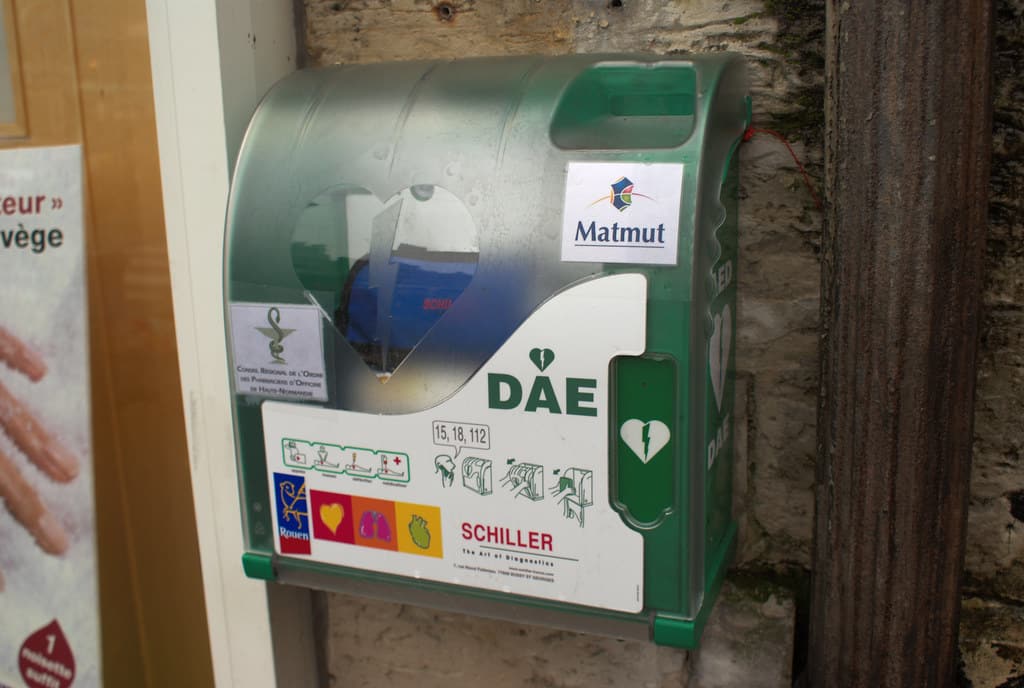 defibrillateur-cardiaque-sante-vie-coeur