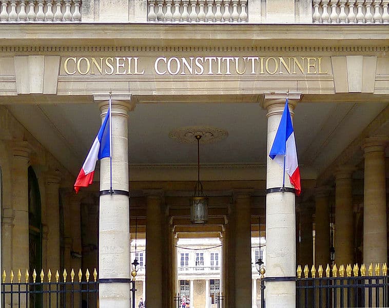 Entrée du conseil constituionnel à Paris / Pass sanitaire