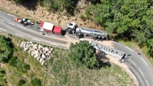 Suite à l'accident d'un camion-citerne, mardi 10 août sur la commune d'Ispagnac en Lozère, environ 15 000 litres de fioul ont été répandus sur la chaussée. / Crédit photo : préfecture de Lozère