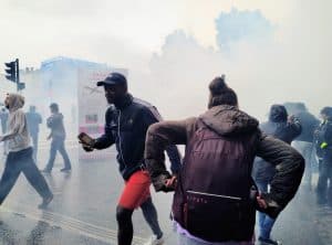 Photo d'illustration : des manifestants au milieu de gaz lacrymogène à Toulouse durant la manifestation contre le pass sanitaire le 31 juillet / Bryan Faham