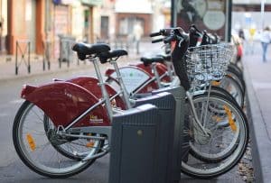 A dozen collectives took part in a demonstration to denounce the delays in soft mobility on Saturday, September 25 in Toulouse.  @ PierreSelim / Wikimedia Commons