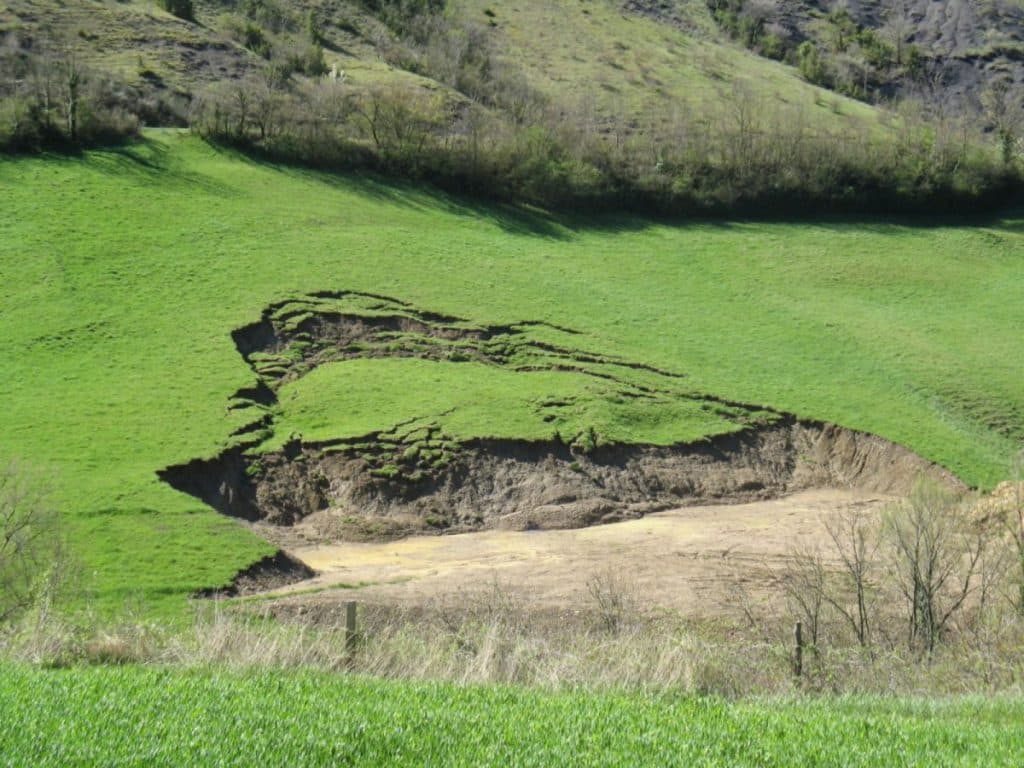 La sécheresse et les fortes pluies de cet été ont provoqué des mouvements de terrain dans une demi-douzaine de communes autour de Toulouse @IsabelleBouroullec