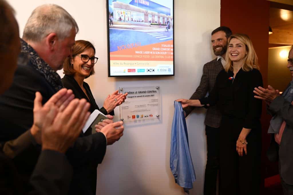 A gauche, Karine Traval-Michelet, maire de Colomiers, et à droit l'actrice Julie Gayet, marraine du Grand central. Crédit photo : Mairie de Colomiers/Rémy Gavalda