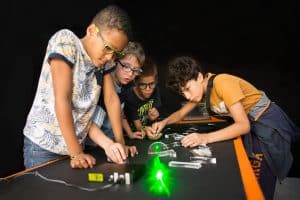 La Fête de la science installe ses quartiers dimanche 3 octobre à la Reynerie à Toulouse. Il y a une trentaine d’animations au programme. Photo d'illustration : la fête de la science à l'Ecole polytechnique, édition 2018 - CC BY SA © École polytechnique - J.Barande