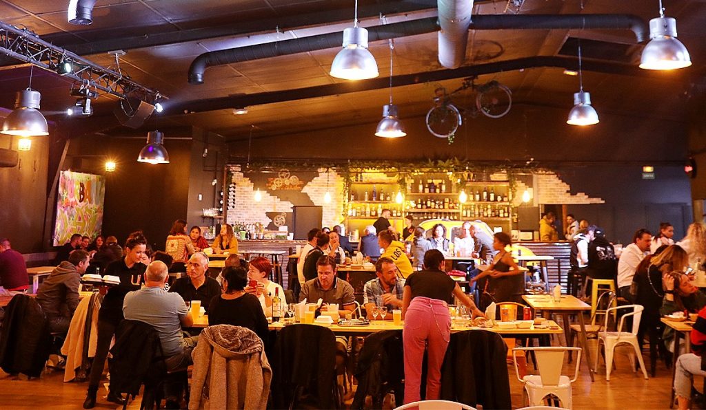 À Toulouse, l'Urban Lab propose, dans un seul et même lieu, un bar, une salle de concert, une piste de danse, une galerie d'art, des foodtrucks... @UrbanLab