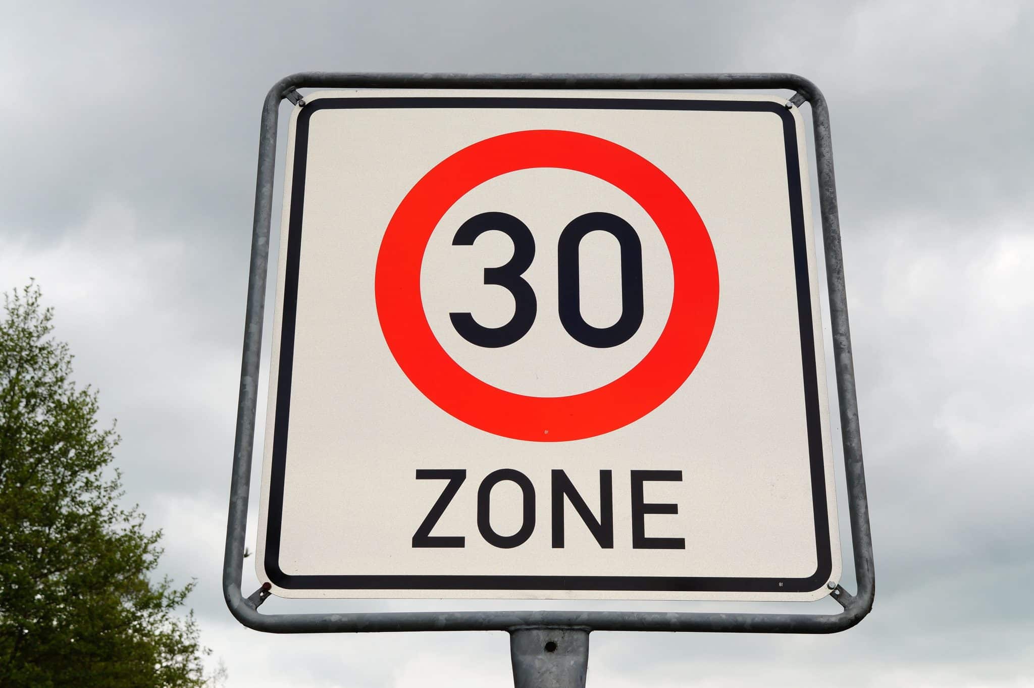 Narbonne, dans l’Aude, va instaurer une limitation de la vitesse à 30 km/h dans son centre-ville, afin d’y renforcer la sécurité des piétons @piqsels.com