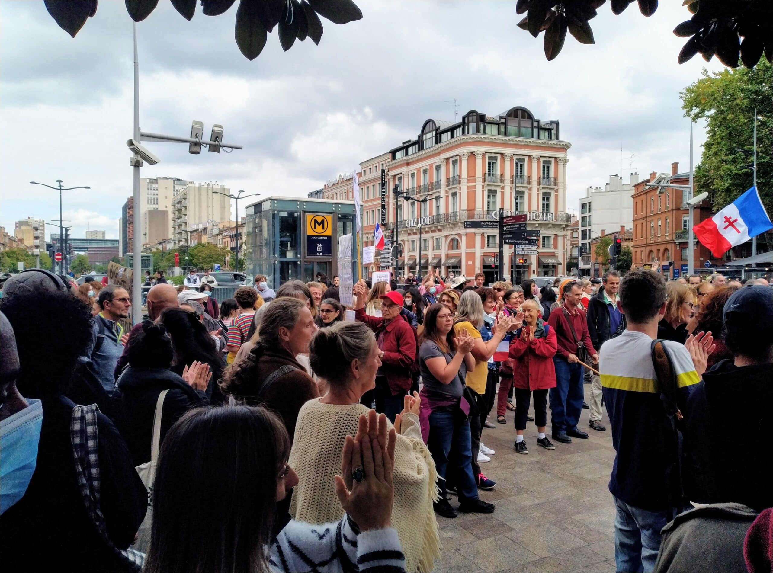 Le rassemblement pour la manifestation contre le pass sanitaire du 9 octobre. Crédit photo : BF