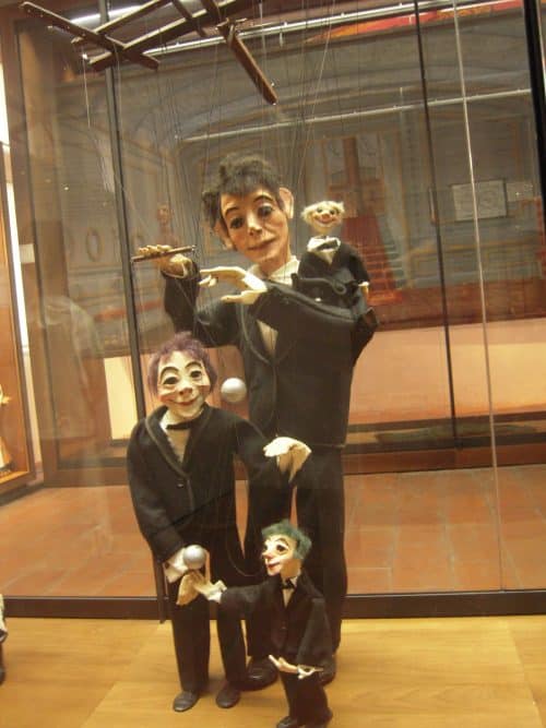 marionettes sectes