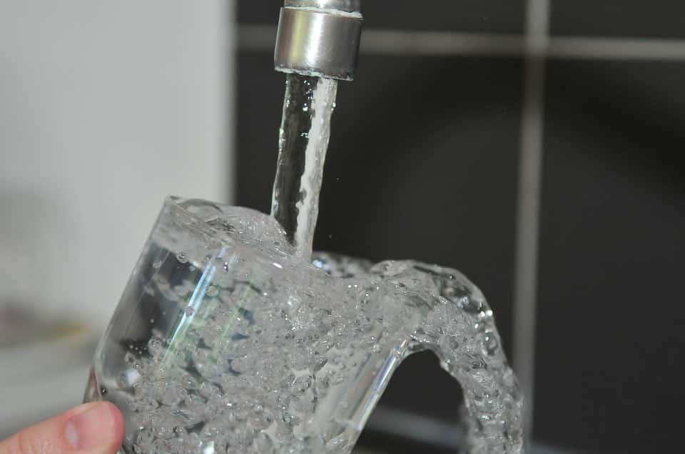 eau robinet verre Occitanie réflexes fortes chaleurs