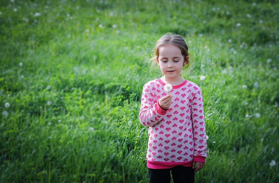 enfant nature champ fille vacances hiver Haute-Garonne