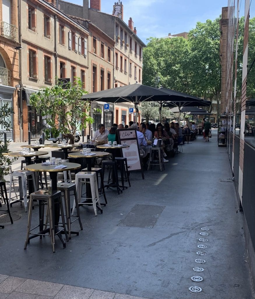 Certaines terrasses de Toulouse sont vides.