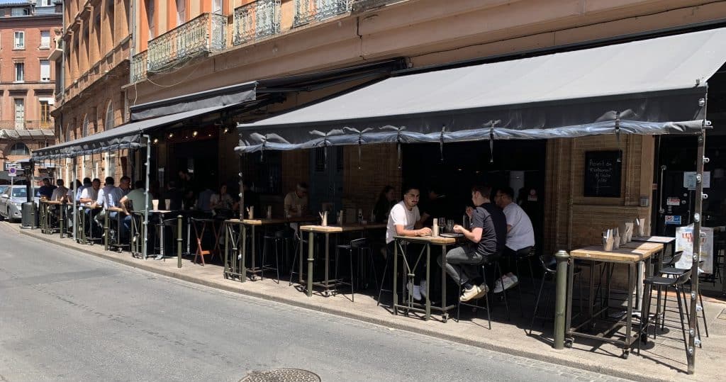 A Toulouse, les clients se ruent en terrasse des restaurants avec un temps ensoleillé. 