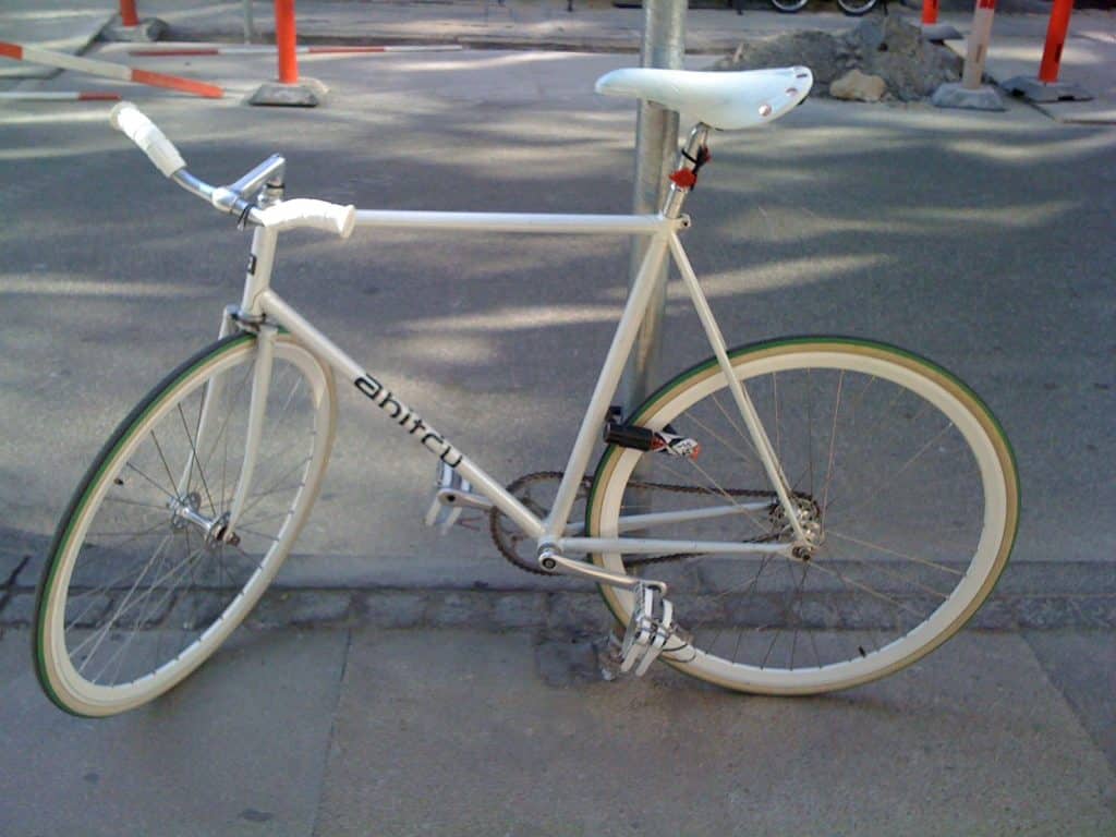 Un vélo blanc 