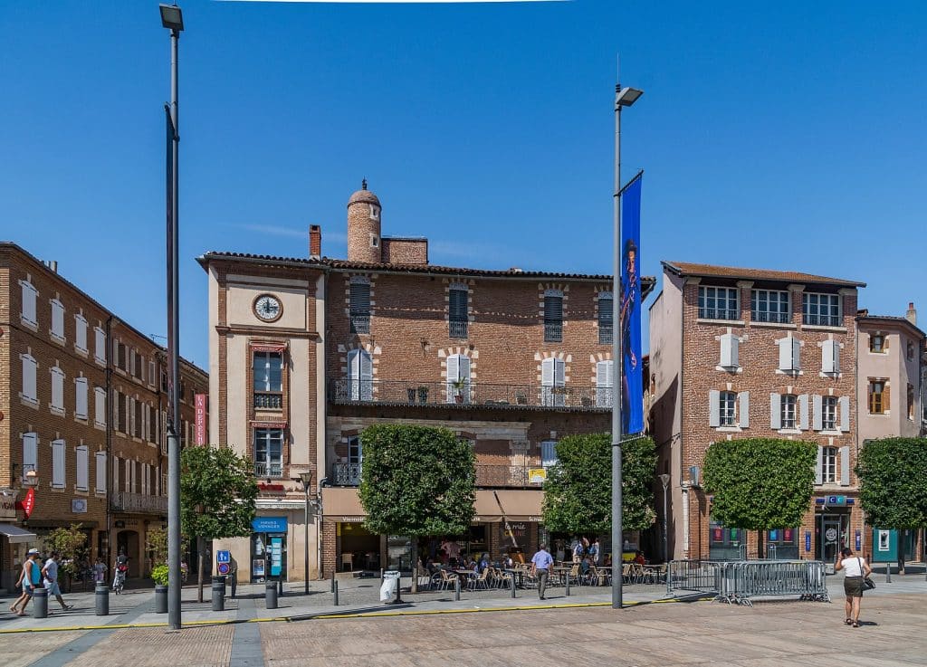 Albi : place aux artistes s'installe aussi Place du Vigan.