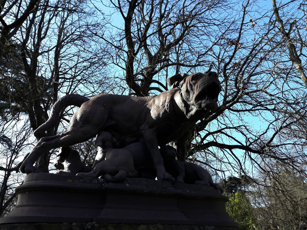 Sculpture chienne Grand rond Toulouse chasse insolite