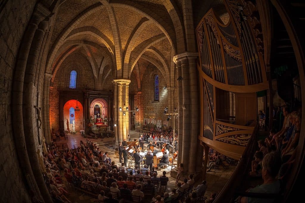 Un concert dans la Basilique Saint-Sauveur de Rocamadour, ici "Le Concert Spirituel" dirigé par Hervé Niquet en 2017 CC-BY-SA-4.0 Festival Rocamadour-Wikimedia