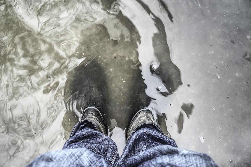 vacances été Hautes-Pyrénées inondations chaussures pieds eau 