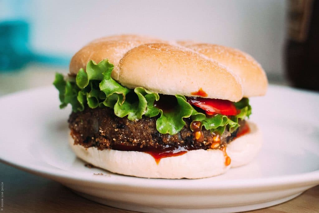 Burger haricots noirs Comme une poule école cuisine végétale Toulouse