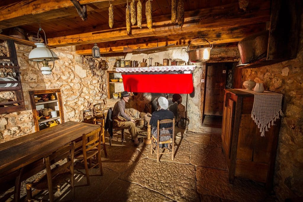 Dans la cuisine de la ferme caussenarde, on se réchauffe au coin du feu