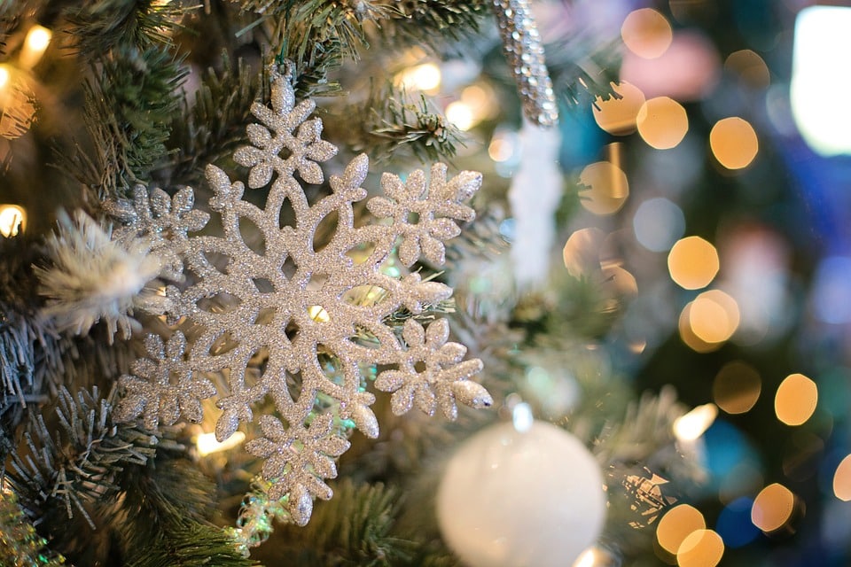 Decorazioni per l'albero di Natale con la stella del Pamir