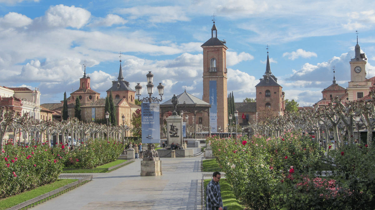 Gemelos de Montauban con la casa natal de Azaña