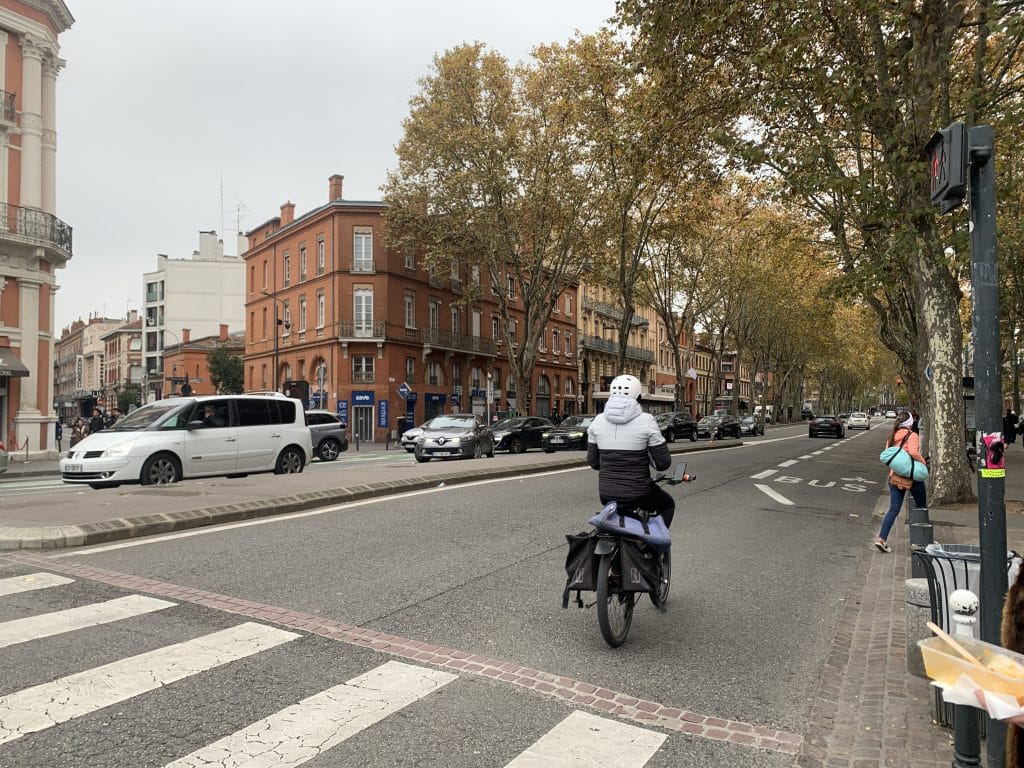 Toulouse ZFE centre-ville vélo bus boulevard Lazare Carnot voitures automobiles circulation