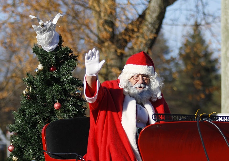 Père Noël Calèche arrivée salue activités vacances Lozère famille