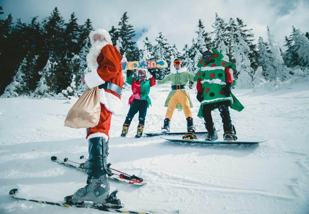 sorties vacances hiver ski Haute-Garonne montagne neige piste skieurs déguisement Noël