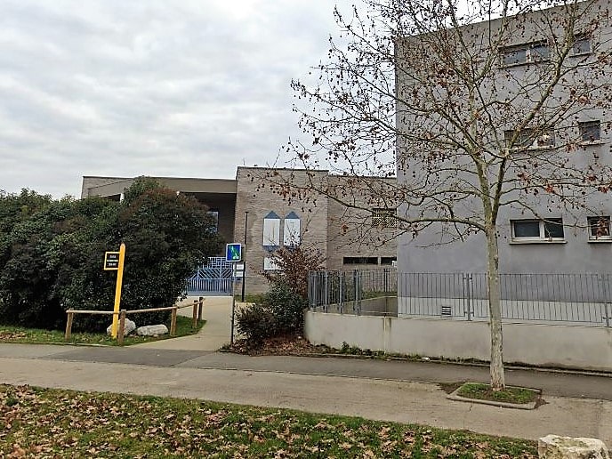 Entrée principale de l'école élémentaire Jean Zay à Toulouse, rue Olympe de Gouge
Photo Google Street