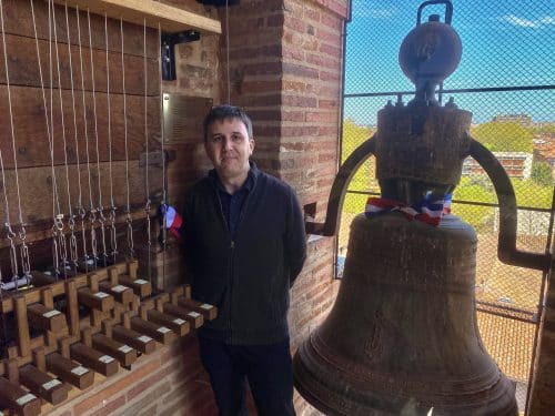 Maël Prudhomme, le carillonneur de la Basilique Saint-Sernin, a inauguré samedi 15 avril le carillon de l'église St Pierre des Chartreux. ©Julie Rodriguez