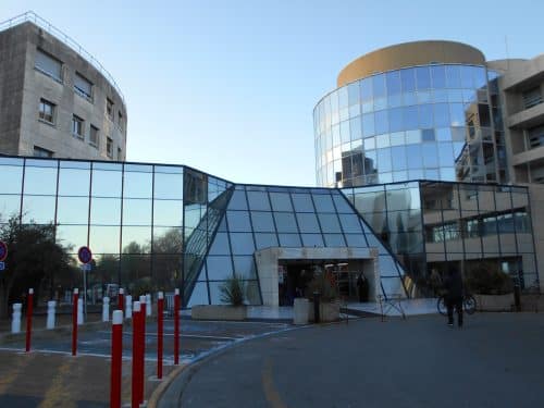 Entrée principale de l'hôpital Arnaud de Villeneuve 2017 par Vpe CC-BY-SA-4.0