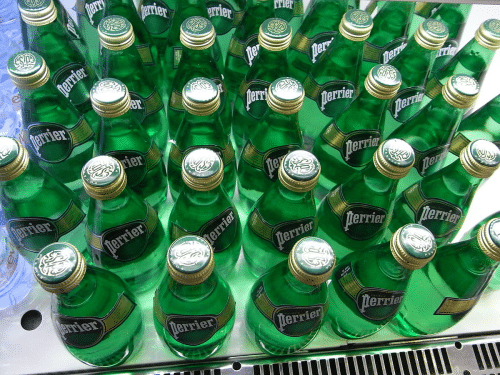 Bouteilles de Perrier. Images d'illustration.