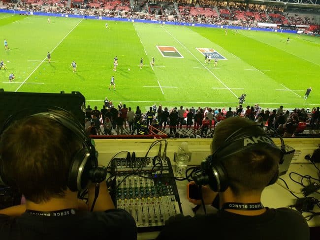 Deux étudiants commentent un match en audiodescription au Stade Ernest Wallon à Toulouse. Crédits : Mairie de Toulouse, Service Accessibilité