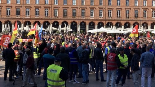 Plusieurs centaines de manifestants se sont réunis sur la place du Capitole ce mardi 18 avril. ©Esteban Xivecas