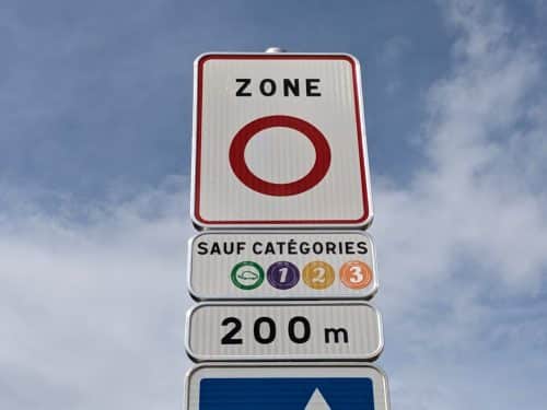 Un panneau indiquant l'entrée dans la ZFE à Toulouse. © Bryan Faham - Le JT