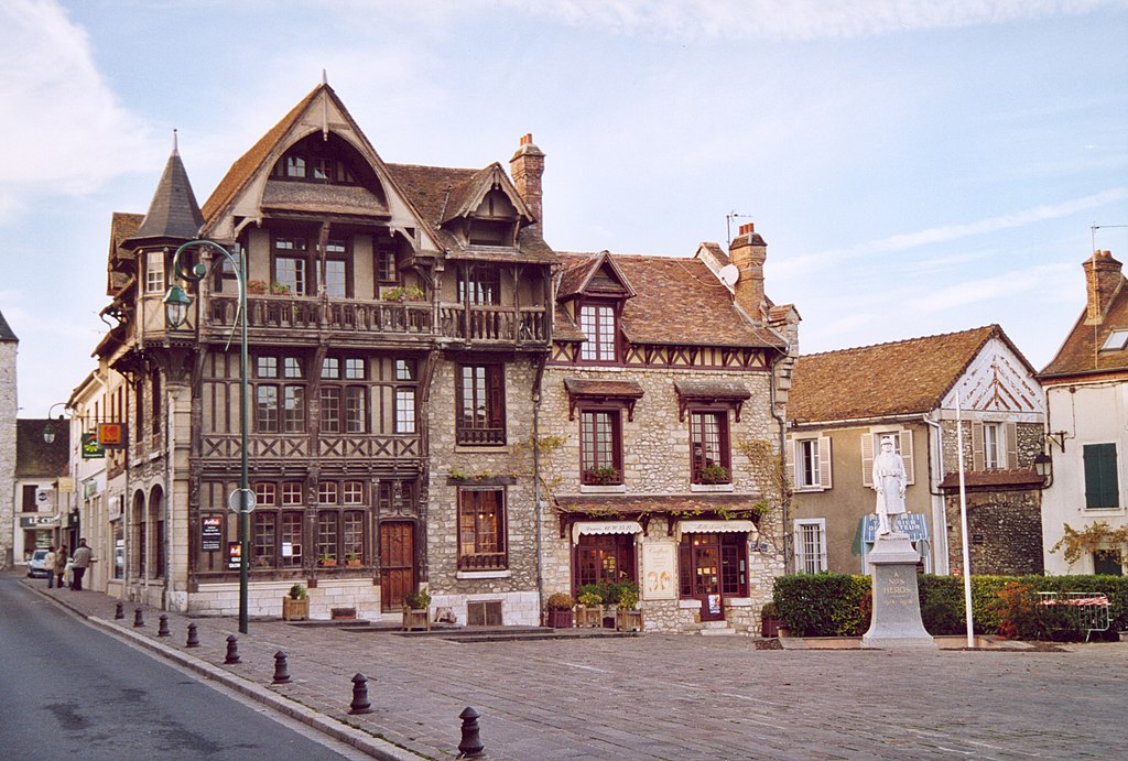 place Hôtel ville Moret-sur-Loing