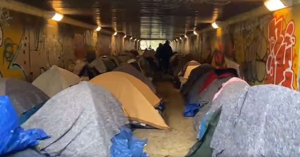 exilés camp tente tunnel périphérique