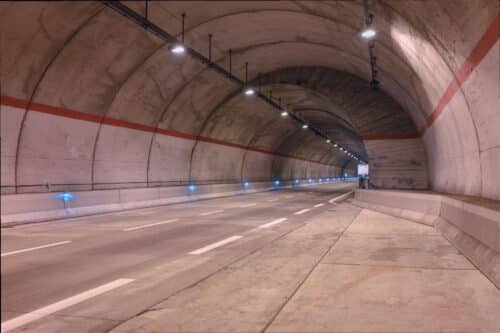 Tunnel routier vide