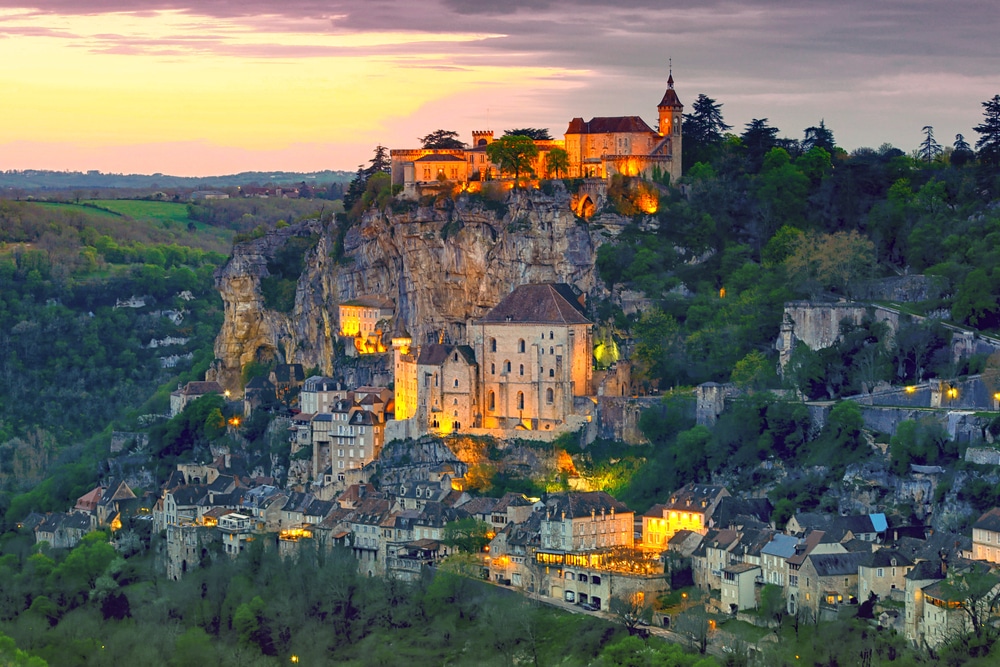 Le village de Rocamadour, dans le Lot, est perché sur une falaise. © saranya33 / Shutterstock.com