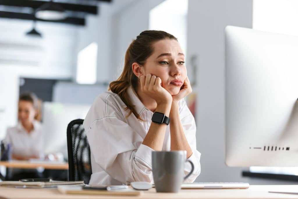 Une femme s'ennuie au travail. emploi jeune