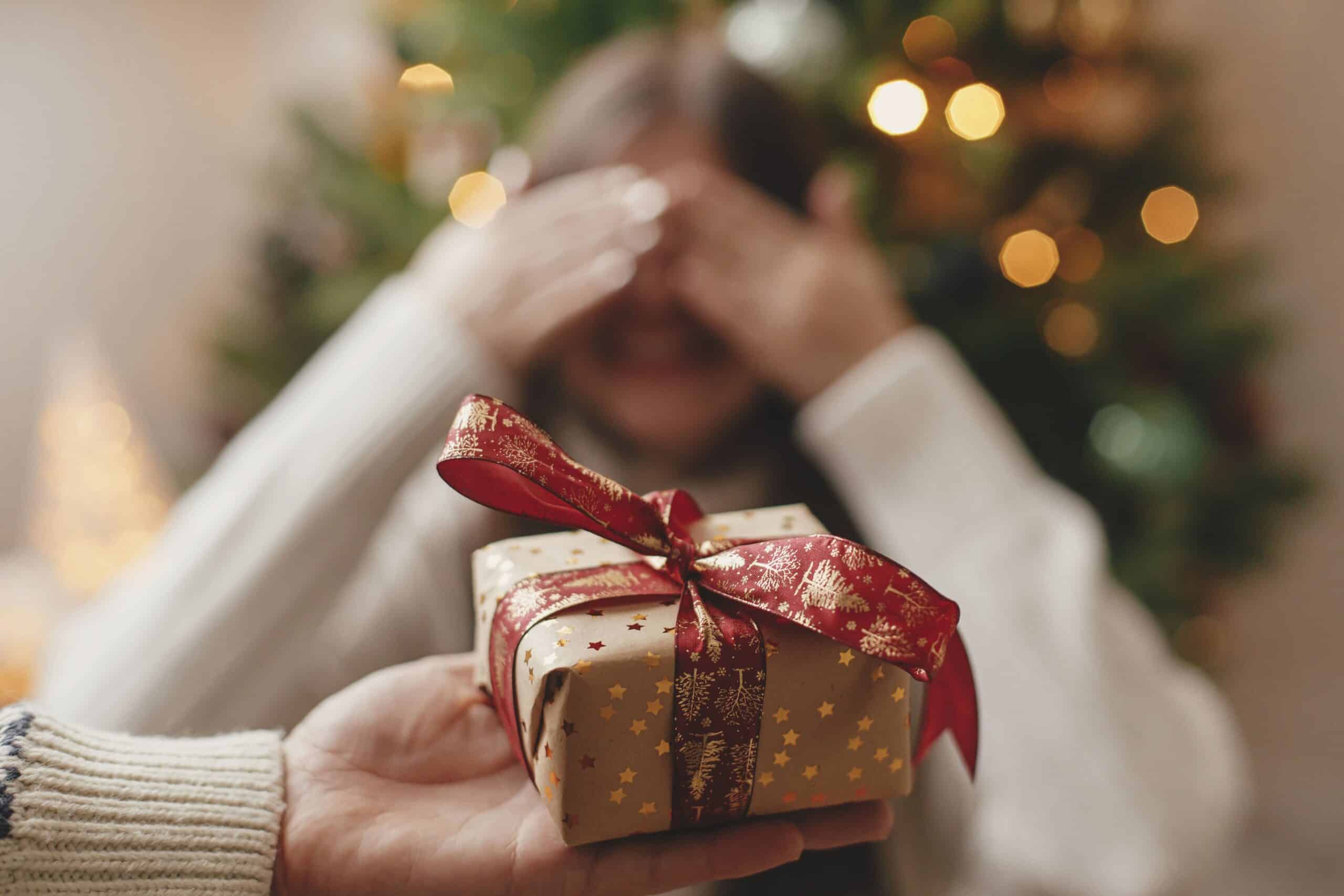 Pourquoi privilégier les cadeaux de seconde main à Noël - Pourquoi