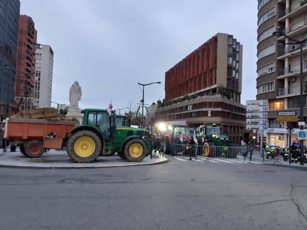 Toulouse agriculteurs bloquer A64